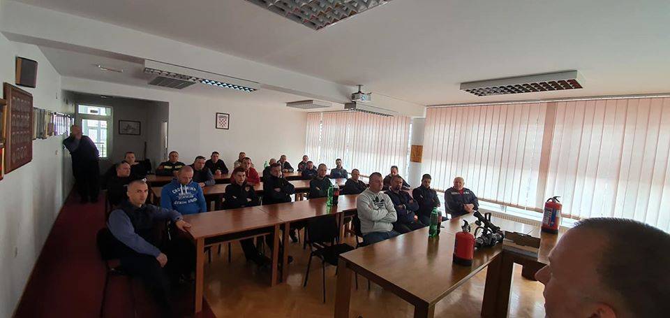 Vatrogasci održali prezentaciju novog sredstva za gašenje požara i nove opreme