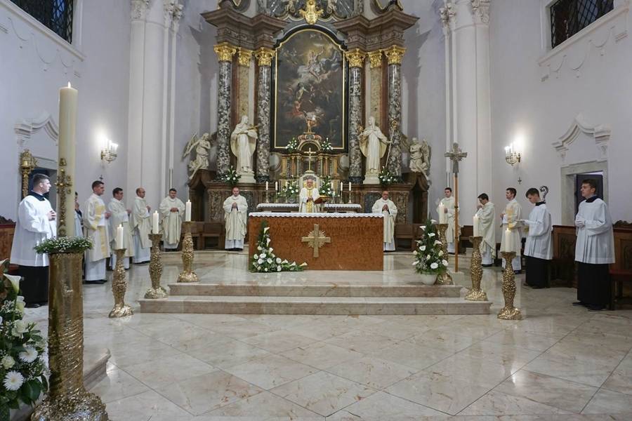 Uskrs u u požeškoj Katedrali: Antun Škvorčević predvodio svečano euharistijsko slavlje