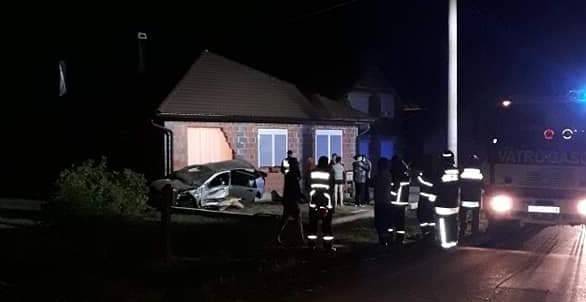 PROMETNA NESREĆA U TRNOVCU:  Pijani 20-godišnjak se automobilom zabio u kuću