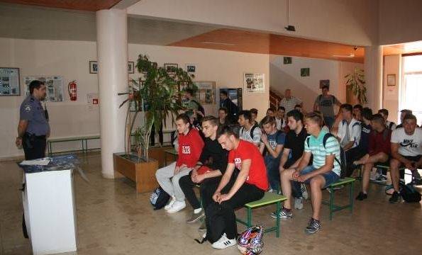 Policajci požeškim srednjoškolcima održali prezentaciju o policijskom zanimanju 