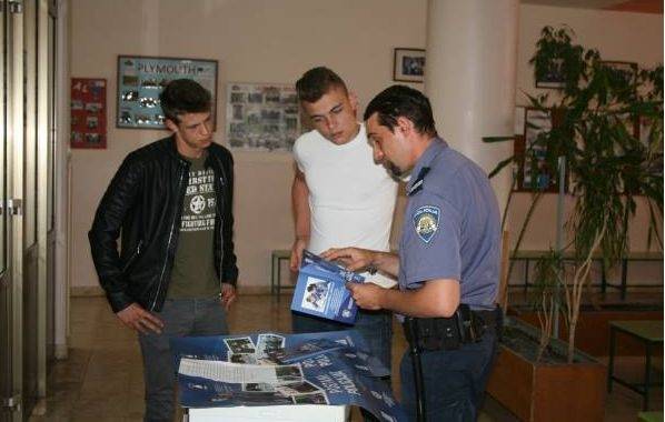 Policajci požeškim srednjoškolcima održali prezentaciju o policijskom zanimanju