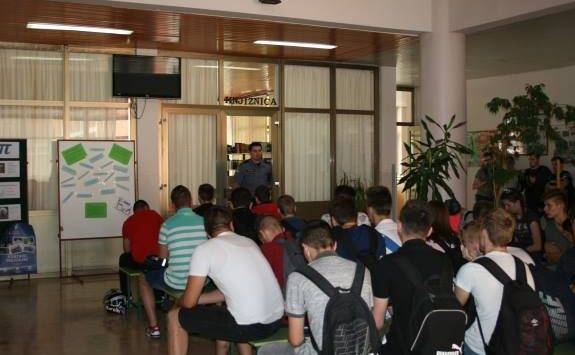 Policajci požeškim srednjoškolcima održali prezentaciju o policijskom zanimanju