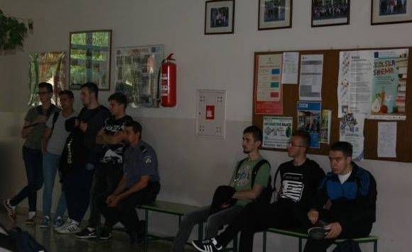 Policajci požeškim srednjoškolcima održali prezentaciju o policijskom zanimanju