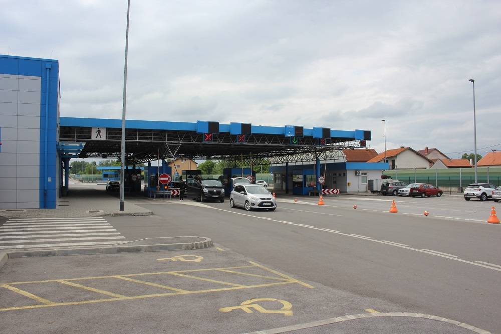 Slavonci krenuli u kupovinu u Srbiju, evo kakvo je stanje na granici s BiH u Slavonskom Brodu