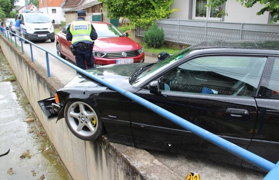 PROMETNA U VRANDUKU: Zaštitna ograda ga spasila od slijetanja u kanal