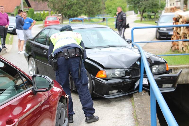 PROMETNA U VRANDUKU: Zaštitna ograda ga spasila od slijetanja u kanal