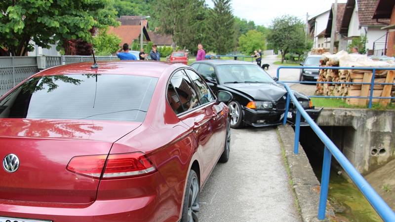 PROMETNA U VRANDUKU: Zaštitna ograda ga spasila od slijetanja u kanal