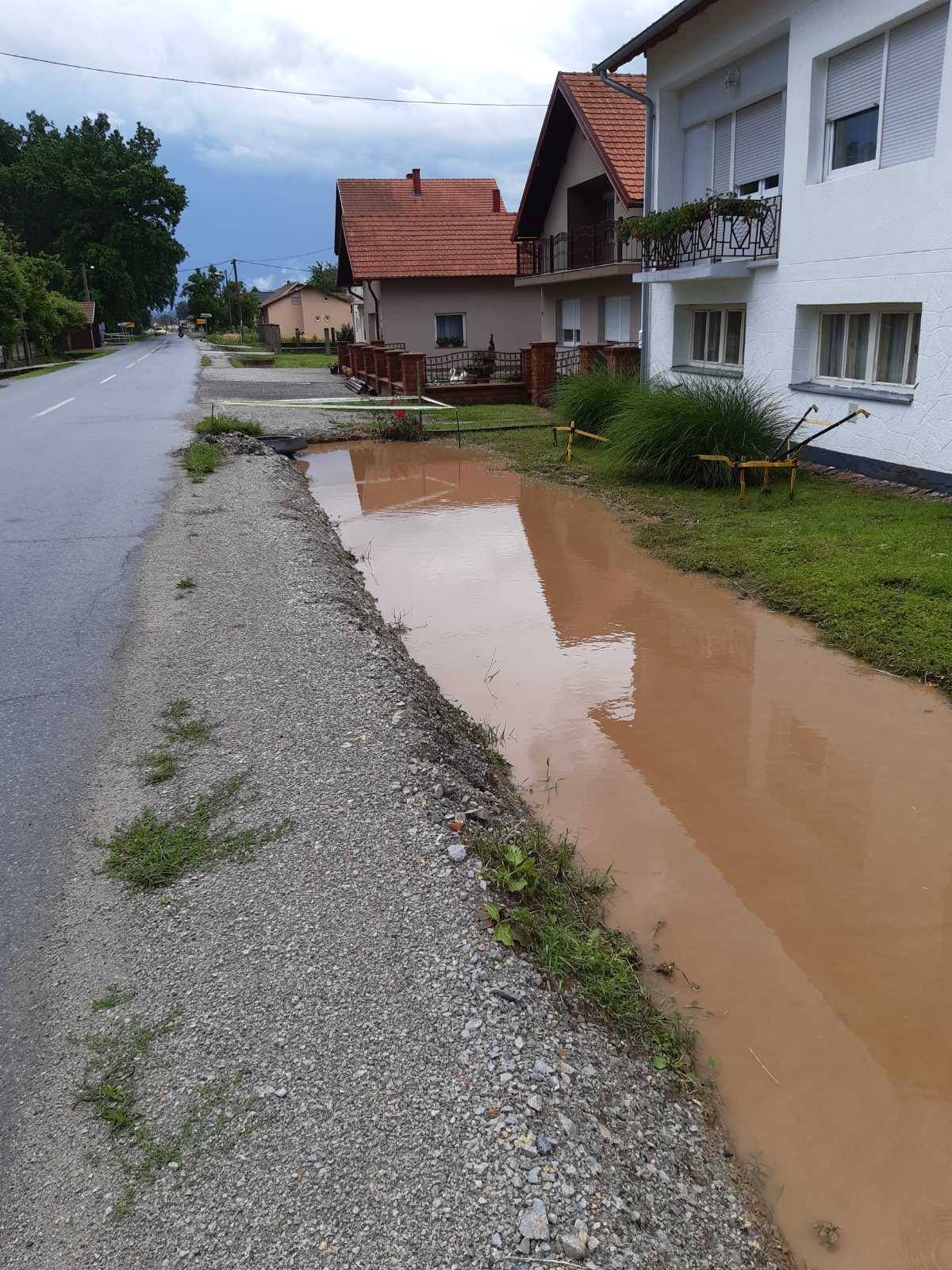 Mještani Bankovaca i Marindvora: ʺDa zaduženi za odvodne kanale rade svoj posao ne bi nam kuće plivale sa svakom kišomʺ