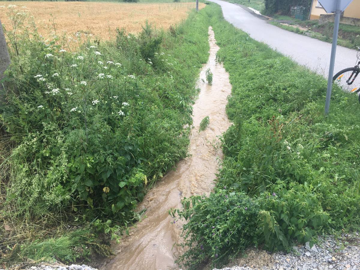 Mještani Bankovaca i Marindvora: ʺDa zaduženi za odvodne kanale rade svoj posao ne bi nam kuće plivale sa svakom kišomʺ