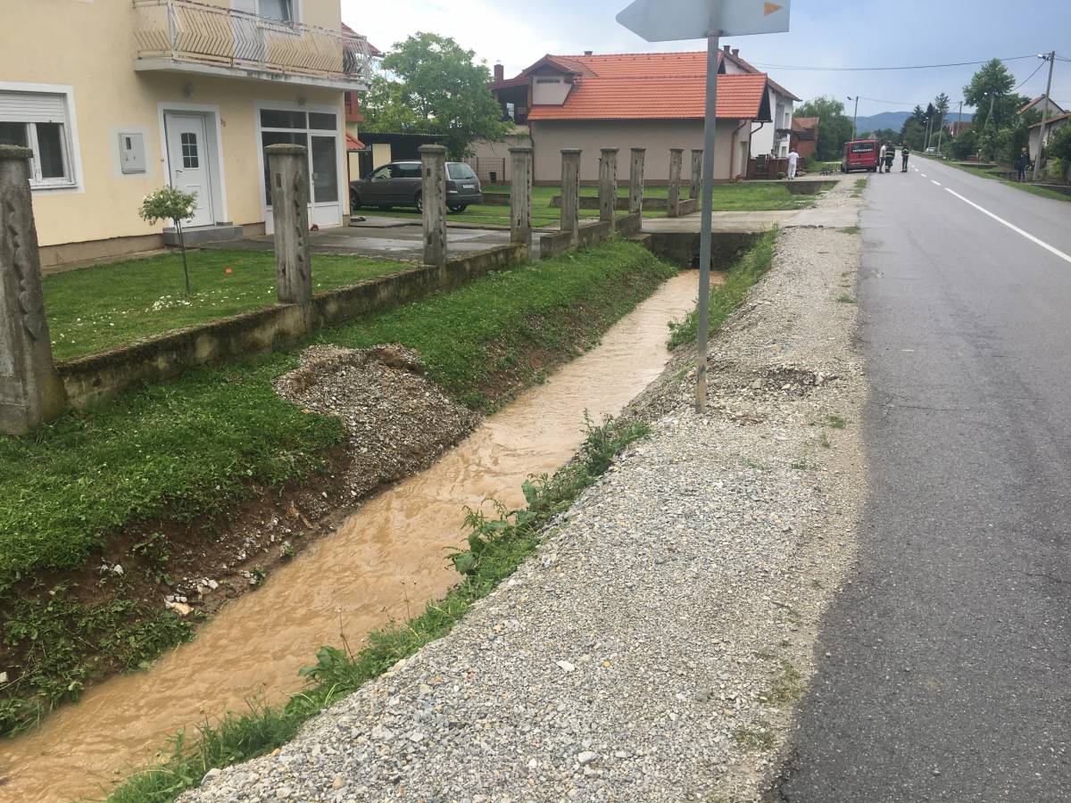 Mještani Bankovaca i Marindvora: ʺDa zaduženi za odvodne kanale rade svoj posao ne bi nam kuće plivale sa svakom kišomʺ