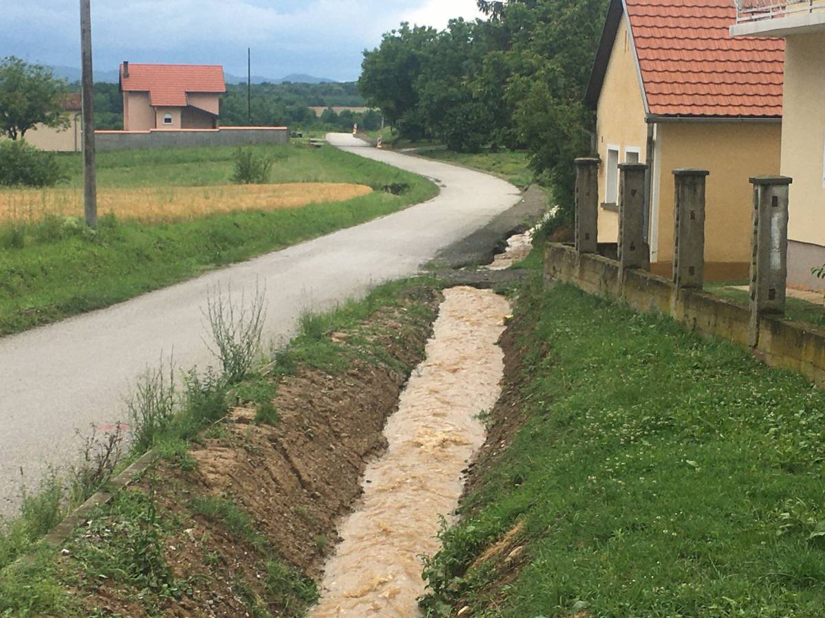 Mještani Bankovaca i Marindvora: ʺDa zaduženi za odvodne kanale rade svoj posao ne bi nam kuće plivale sa svakom kišomʺ