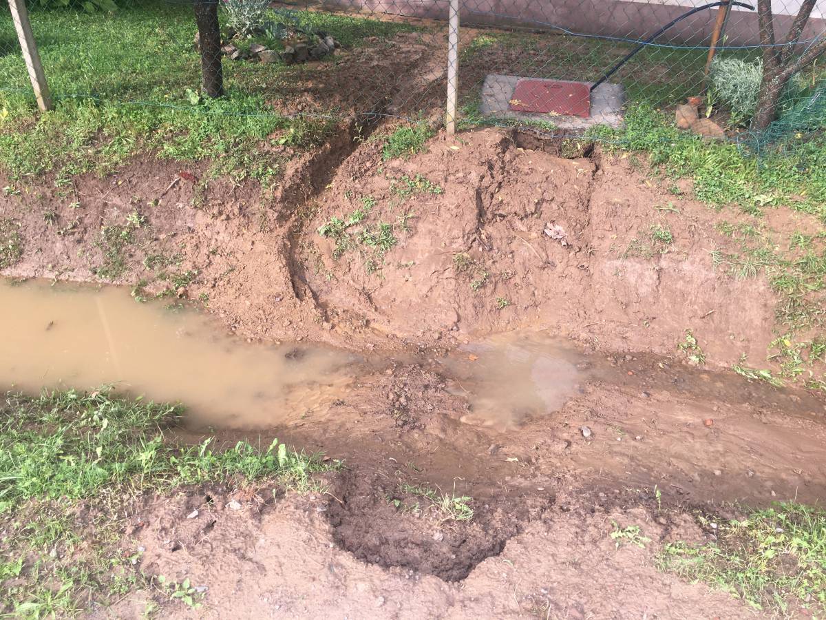 Mještani Bankovaca i Marindvora: ʺDa zaduženi za odvodne kanale rade svoj posao ne bi nam kuće plivale sa svakom kišomʺ