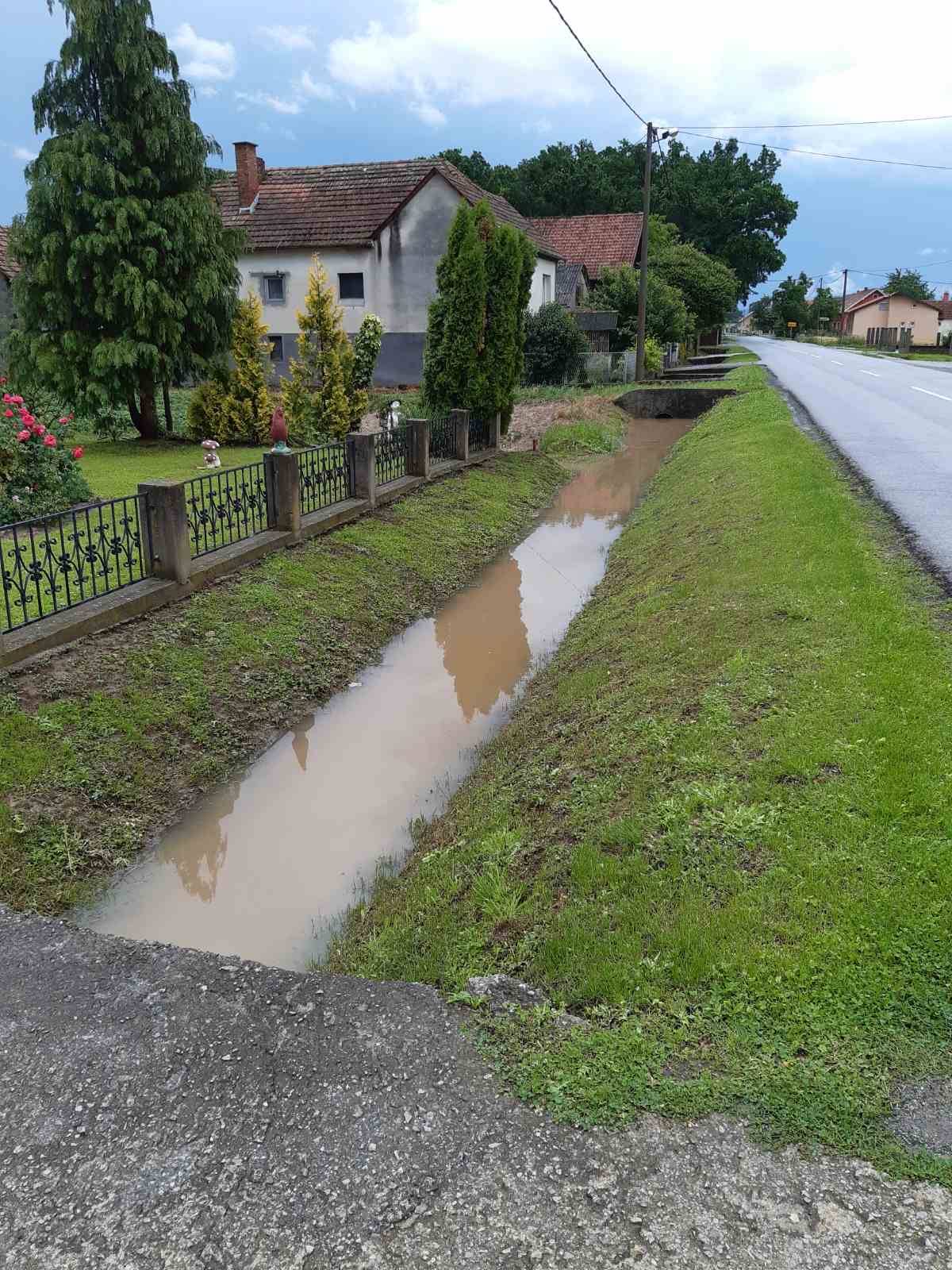 Mještani Bankovaca i Marindvora: ʺDa zaduženi za odvodne kanale rade svoj posao ne bi nam kuće plivale sa svakom kišomʺ