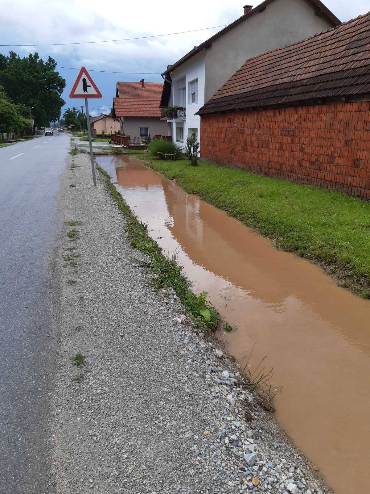 Mještani Bankovaca i Marindvora: ʺDa zaduženi za odvodne kanale rade svoj posao ne bi nam kuće plivale sa svakom kišomʺ