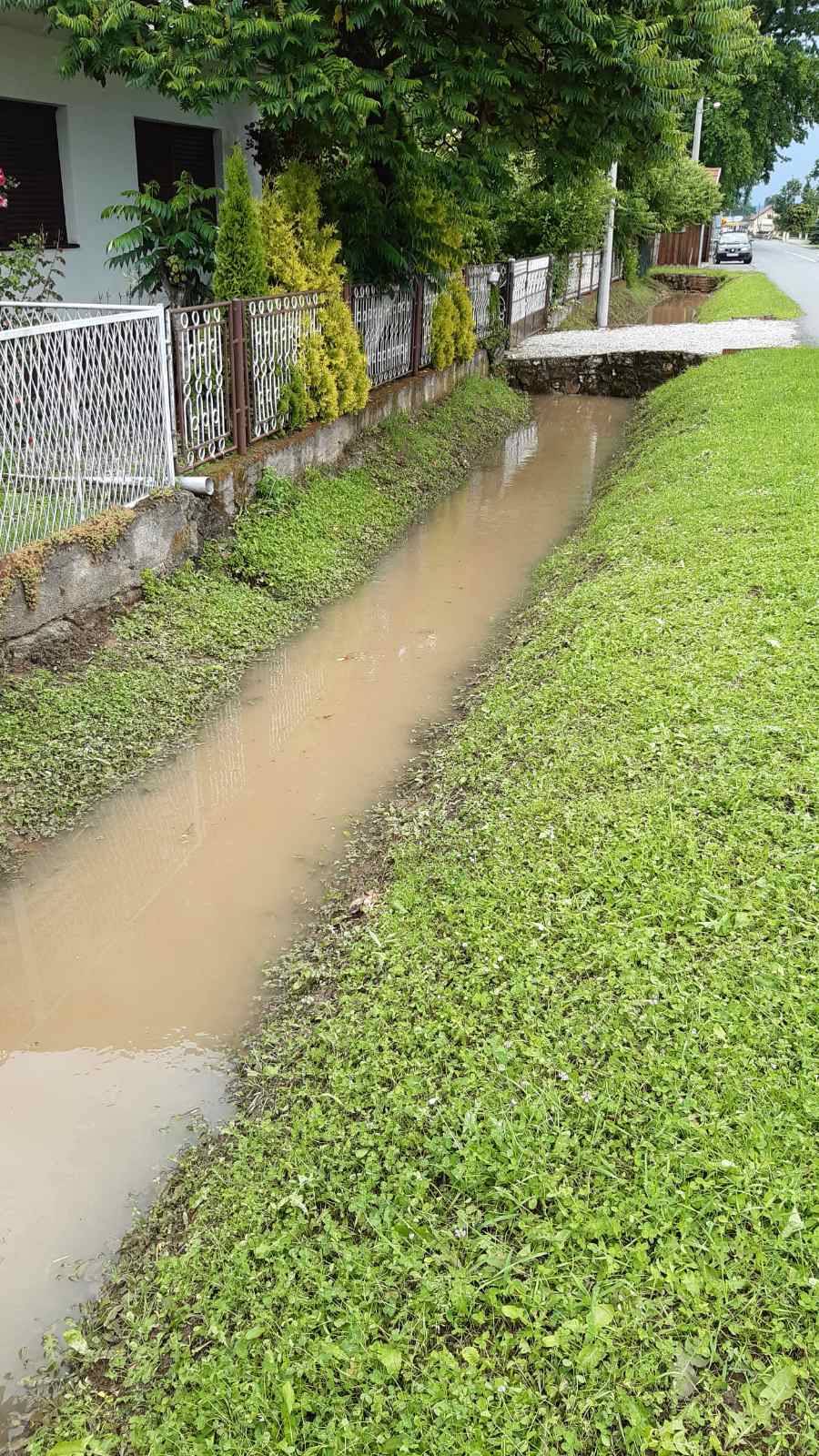 Mještani Bankovaca i Marindvora: ʺDa zaduženi za odvodne kanale rade svoj posao ne bi nam kuće plivale sa svakom kišomʺ