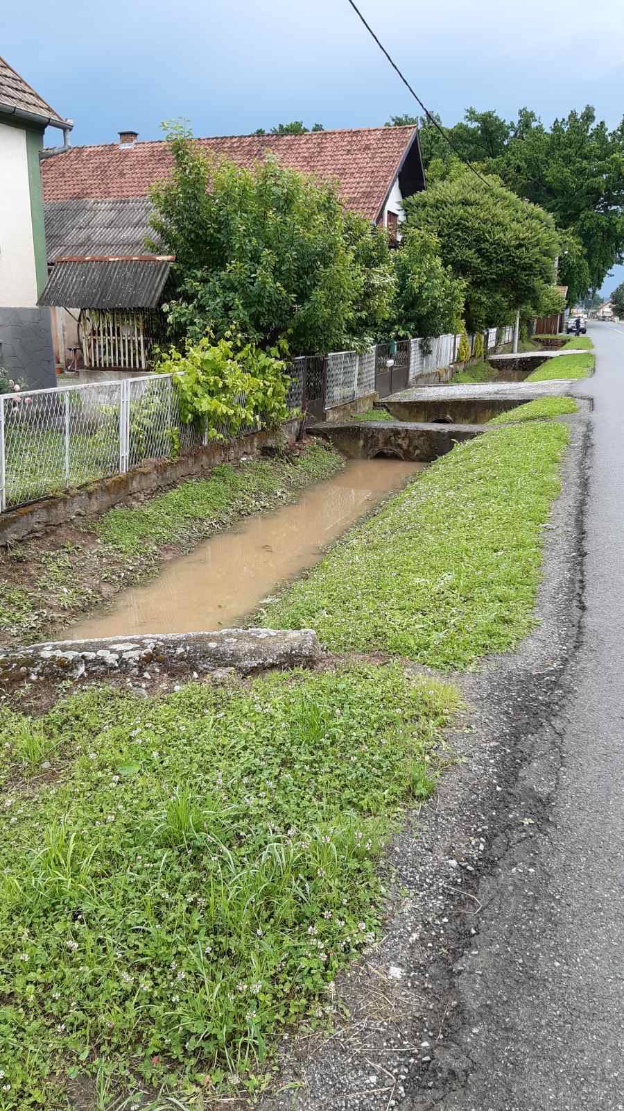 Mještani Bankovaca i Marindvora: ʺDa zaduženi za odvodne kanale rade svoj posao ne bi nam kuće plivale sa svakom kišomʺ