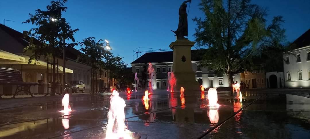 FOTKA DANA: Fontana na Trgu sv. Terezije noću