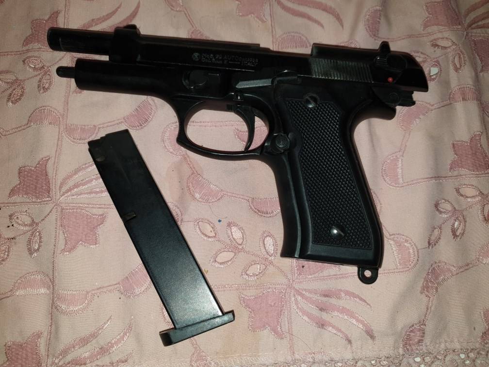 Pijani mladić (24) zatečen u trgovini s plinskim pištoljem