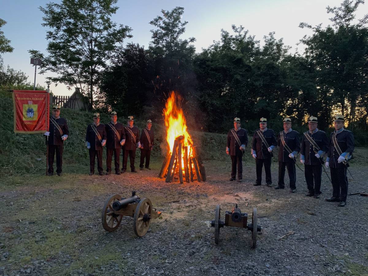 Gradska straža Požega zapalila tradicionalni Ivanjski krijes