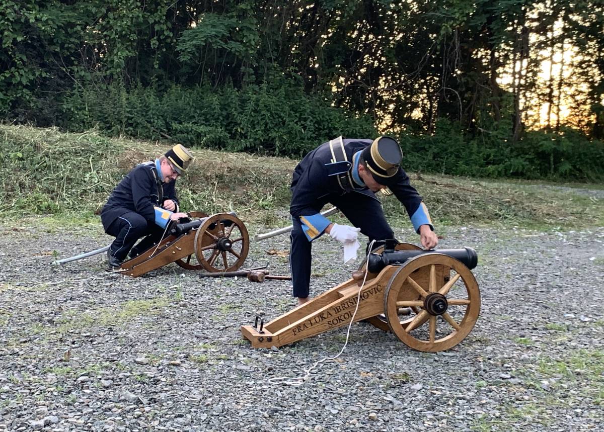 Gradska straža Požega zapalila tradicionalni Ivanjski krijes
