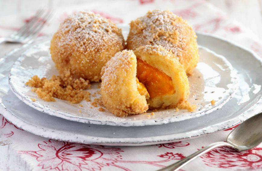 Desert ili slatki ručak: Recept za knedle s marelicama i zapečenim krušnim mrvicama