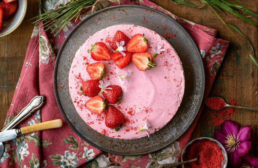 Bez pečenja i želatine: Recept za ružičasti cheesecake od jagoda