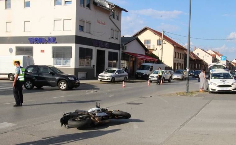 Prometna nesreća u Požegi između motocikla i osobnog automobila, motociklist prevezen u OŽB Požega