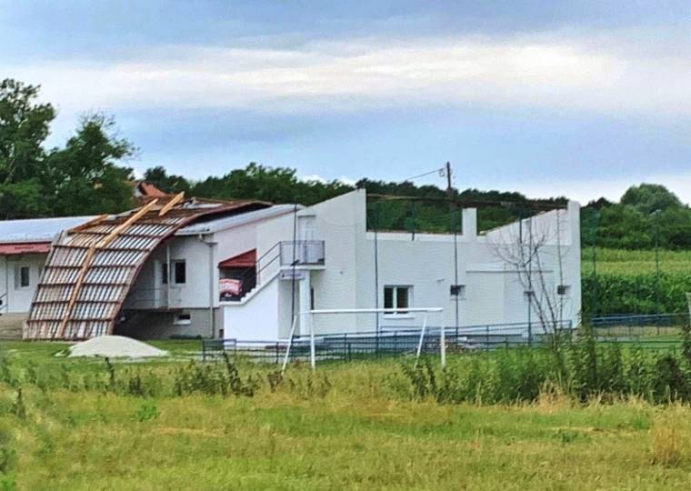 Društveni dom u Golobrdcima ostao bez krova u sinoćnjem nevremenu