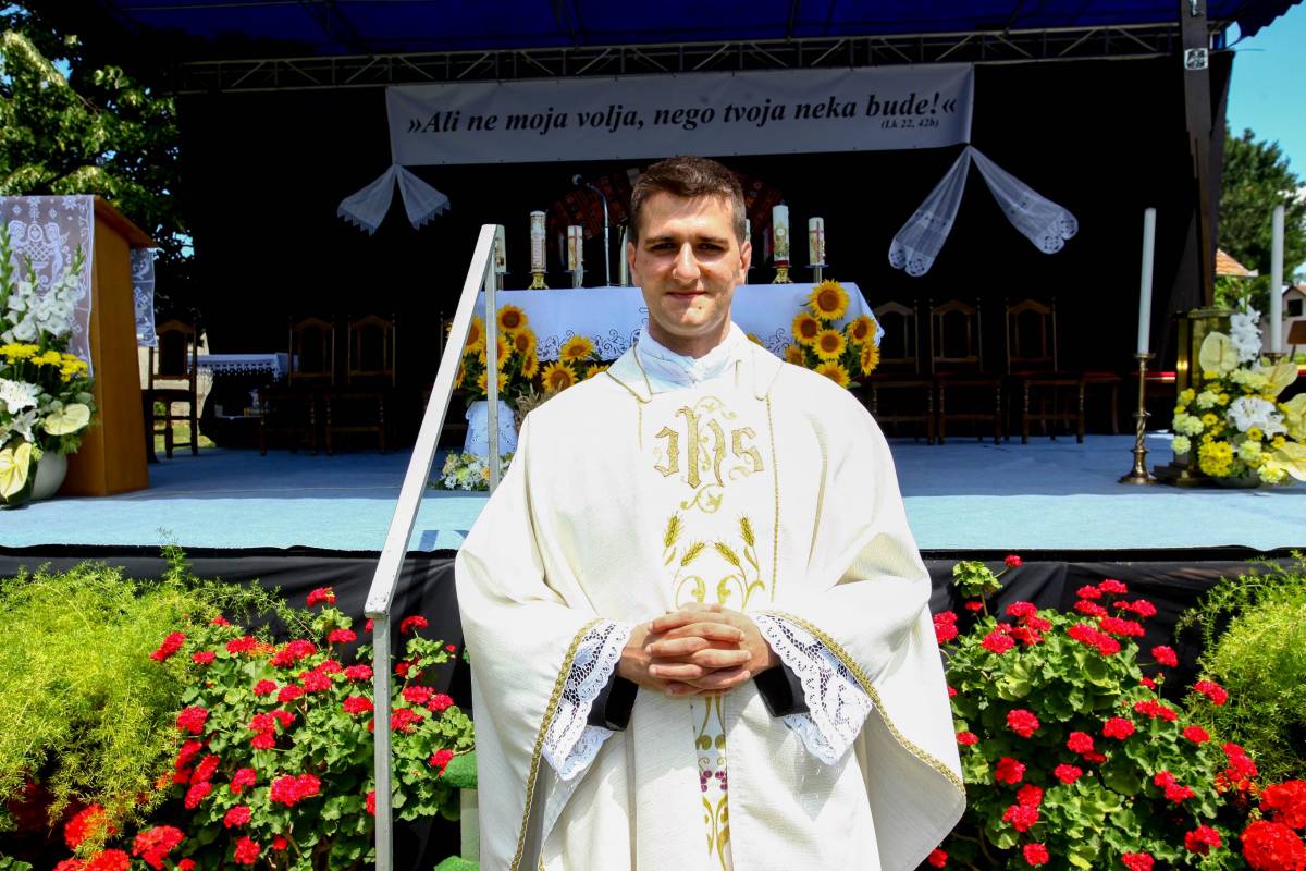 Mlada misa Mateja Silukovića u Stražemanu