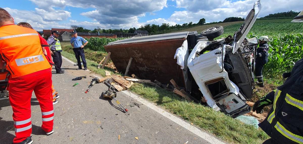 U Skenderovcima se prevrnuo kamion, vozača još izvlače iz vozila
