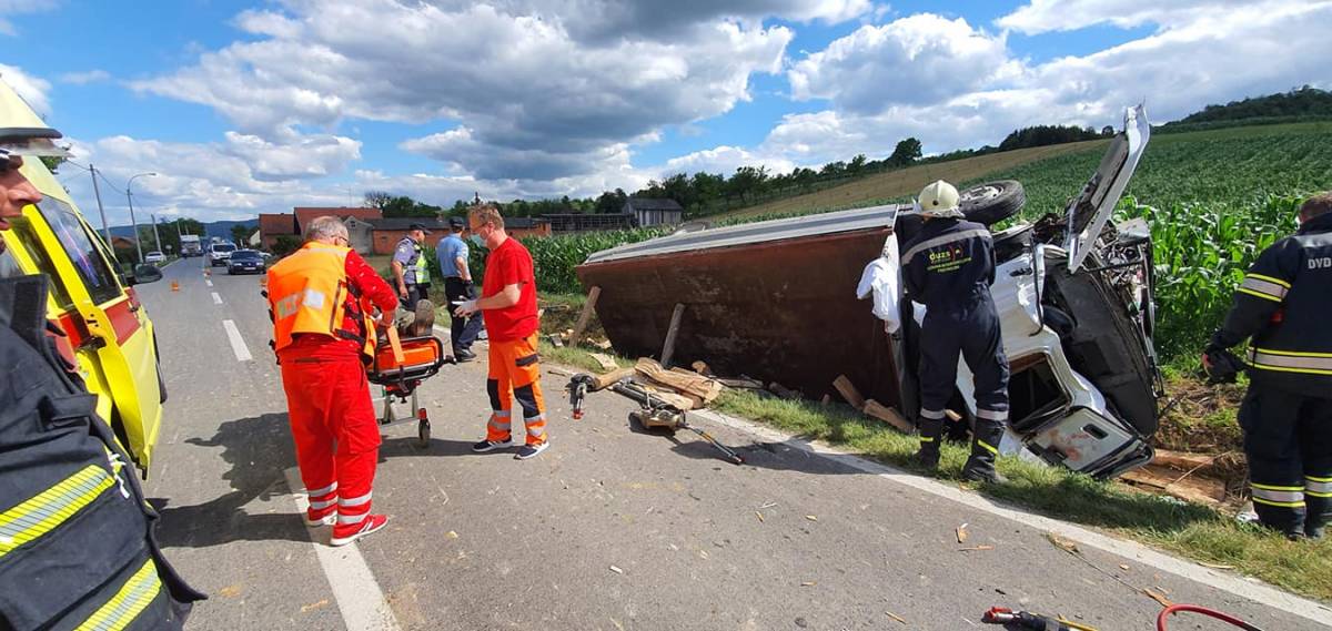 U Skenderovcima se prevrnuo kamion, vozača još izvlače iz vozila