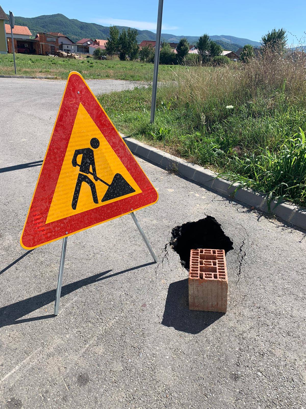 U Požegi umjesto da se sanira rupa na kolniku po hitnom postupku, nadležni postavili znak i građevinski blok