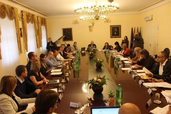 Sačekuša i druga čudesna zbivanja u našem gradu te kako čuvena gradska vijećnica pomoću policije zna zatajiti određene događaje