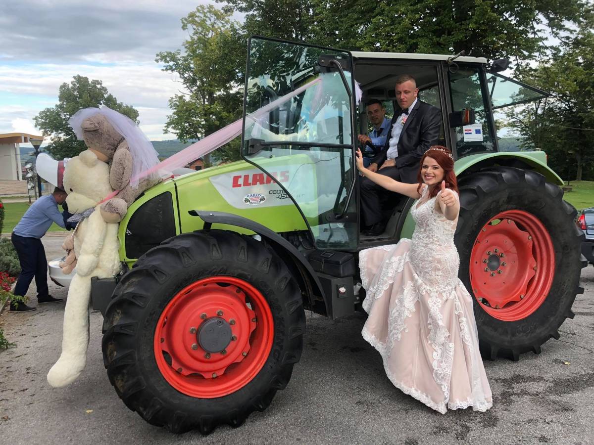 Pleternički mladenci Ana i Uroš zbog korone svadbu napravili u svom dvorištu, na vjenčanje išli traktorom