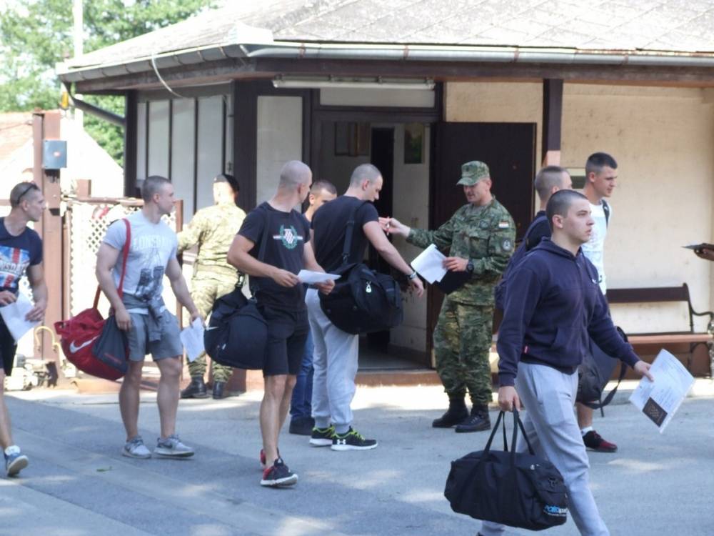 Obuku dragovoljnog vojnog osposobljavanja u Požegi započeo je 171 ročnik, od kojih 29 ročnica