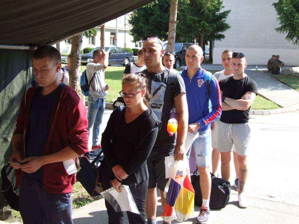 Obuku dragovoljnog vojnog osposobljavanja u Požegi započeo je 171 ročnik, od kojih 29 ročnica