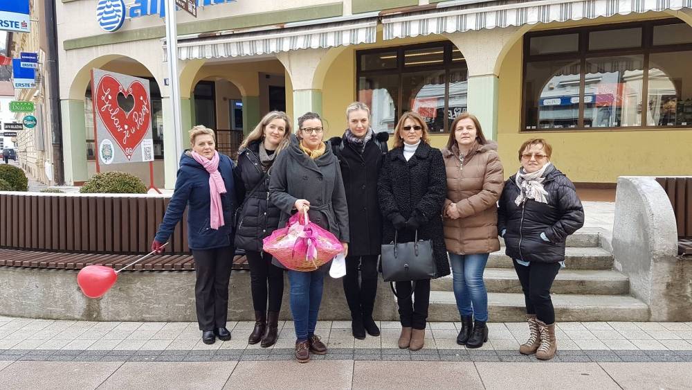 Zajednica ¨Katarina Zrinski¨ Požega povodom Valentinova podijelila medenjake sugrađanima