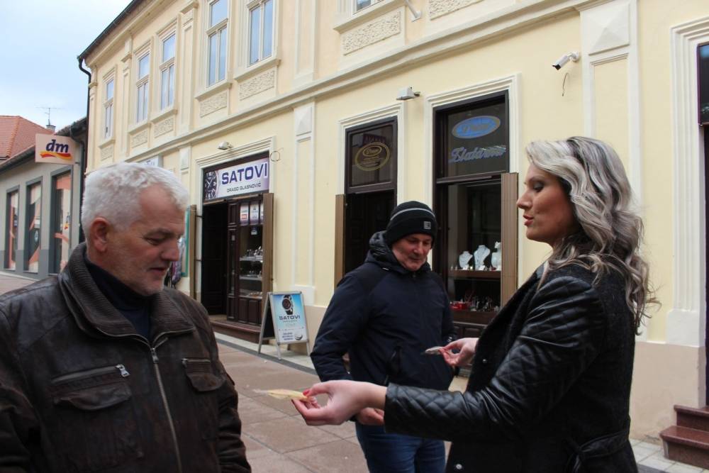 Zajednica ¨Katarina Zrinski¨ Požega povodom Valentinova podijelila medenjake sugrađanima