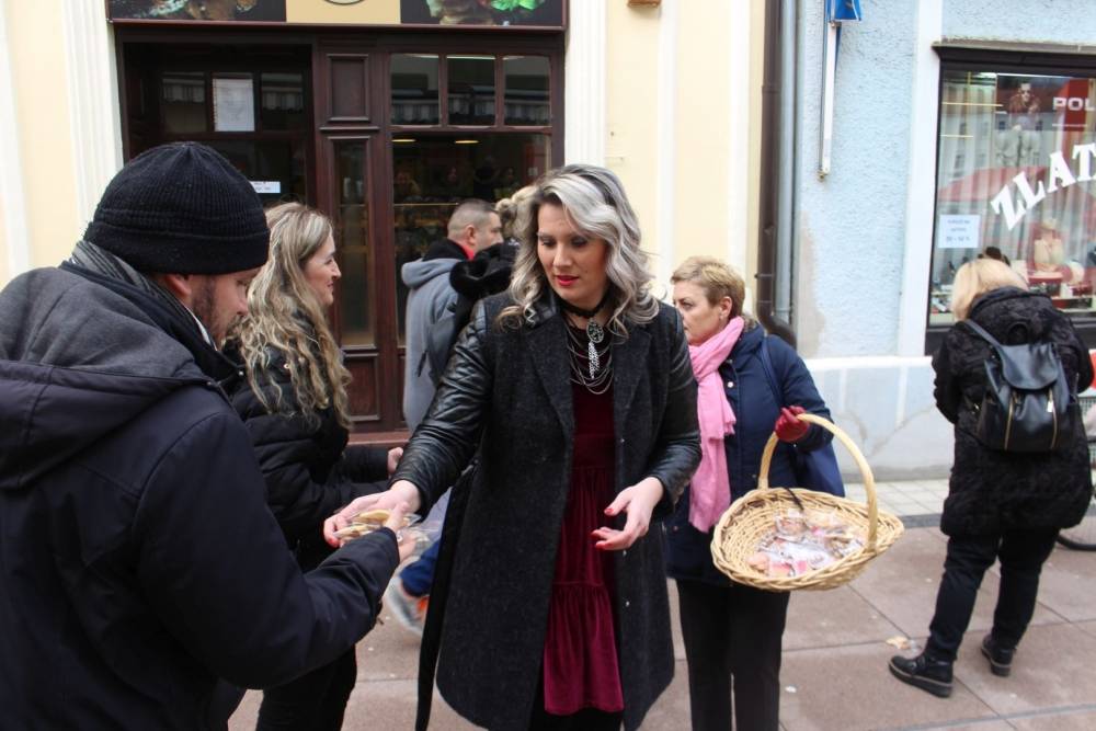 Zajednica ¨Katarina Zrinski¨ Požega povodom Valentinova podijelila medenjake sugrađanima