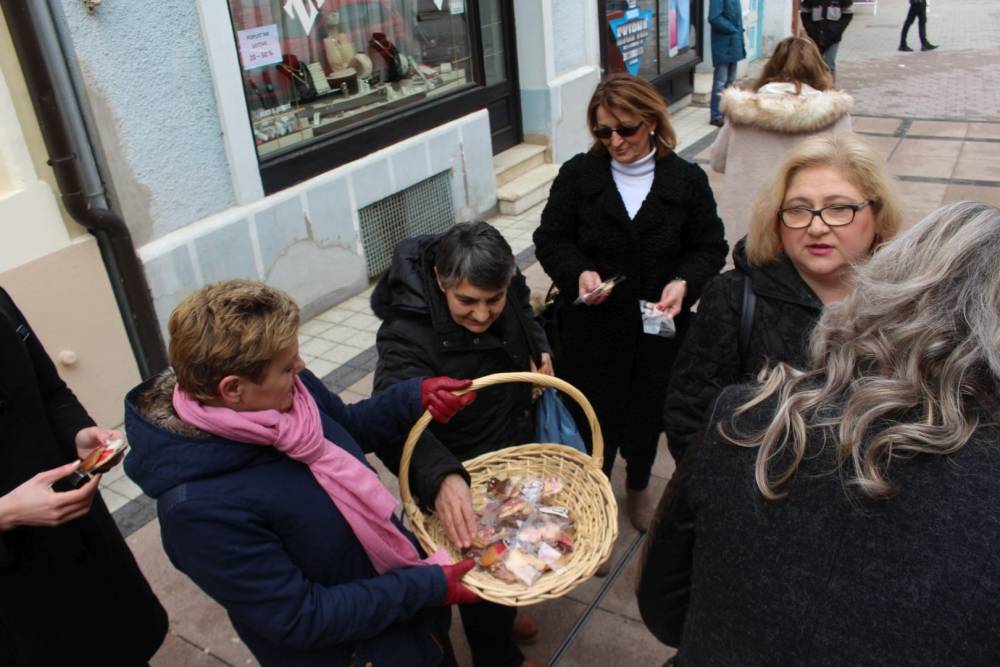 Zajednica ¨Katarina Zrinski¨ Požega povodom Valentinova podijelila medenjake sugrađanima