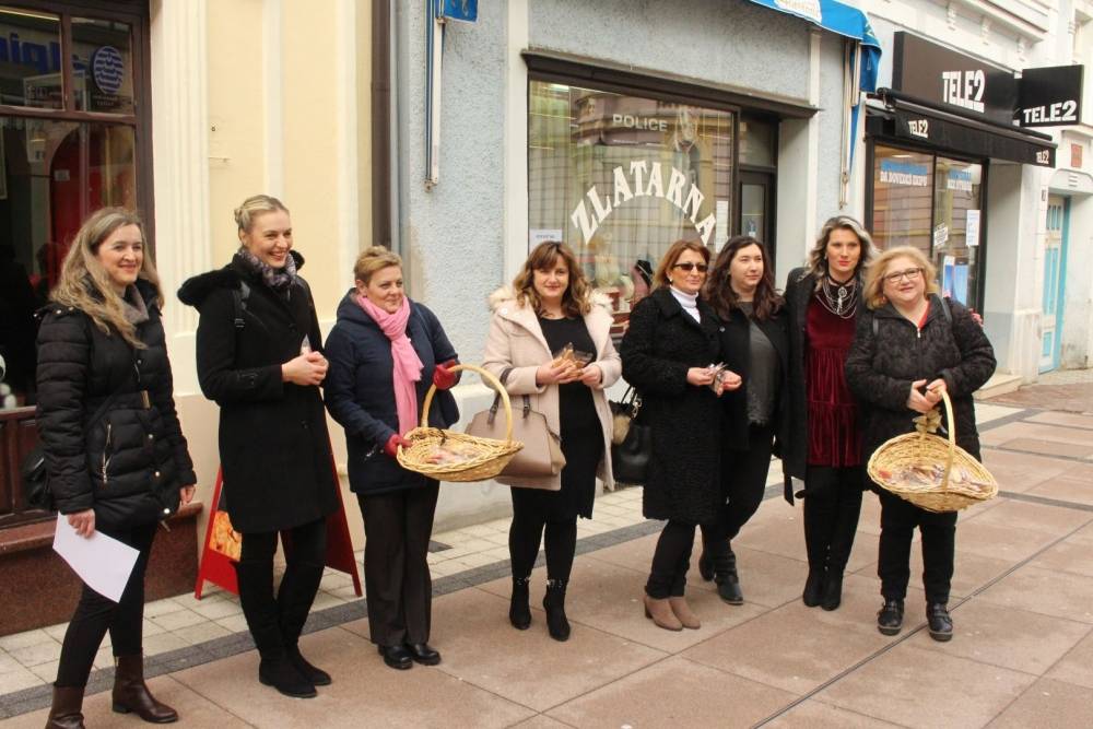 Zajednica ¨Katarina Zrinski¨ Požega povodom Valentinova podijelila medenjake sugrađanima