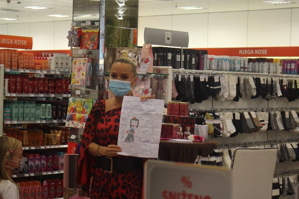 Poznata pjevačica na svojoj ʺShu Shuʺ turneji došla i u Slavonski Brod