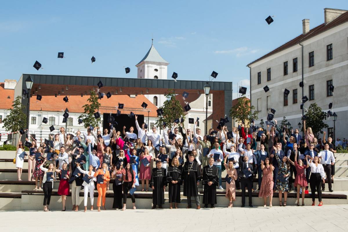 U subotu je na Trgu u Osijeku održana svečana promocija magistara ekonomije među kojima je bilo i Požežana