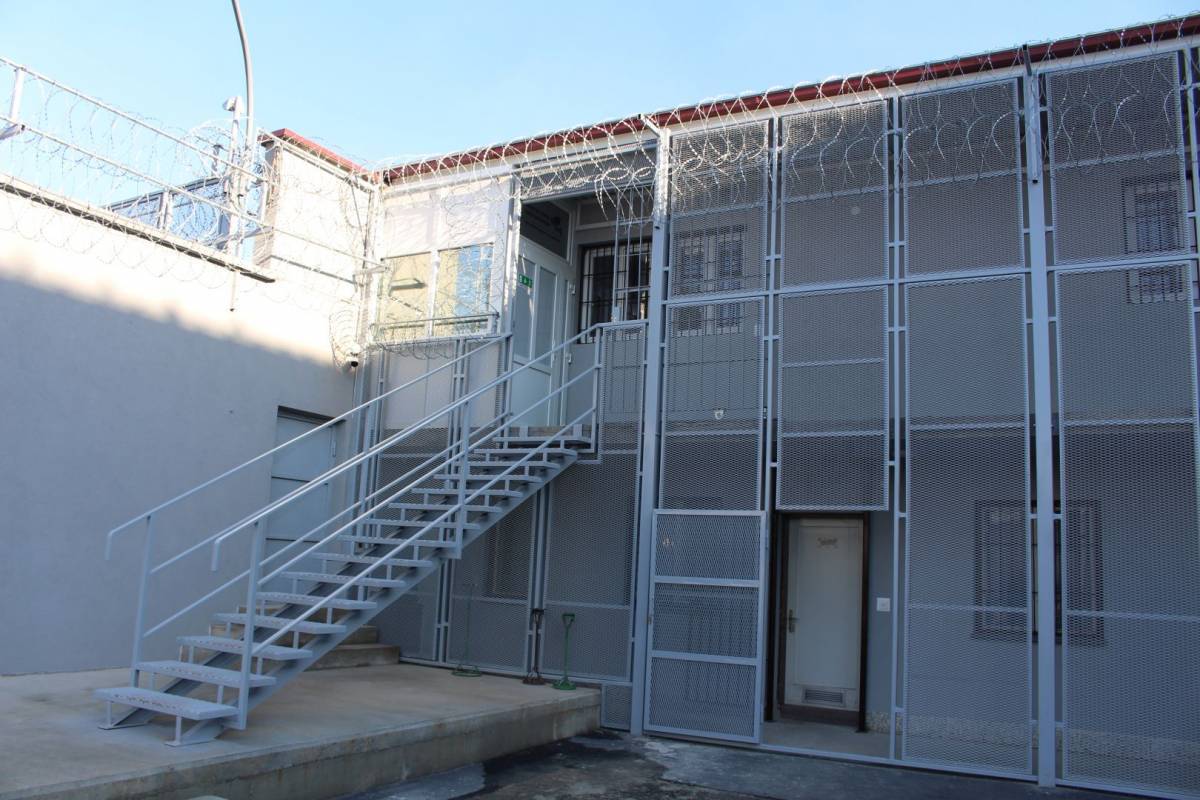 MINISTARSTVO PRAVOSUĐA: ʺZaraženi službenik požeškog zatvora je odmah išao u izolaciju, rad se obavlja redovitoʺ