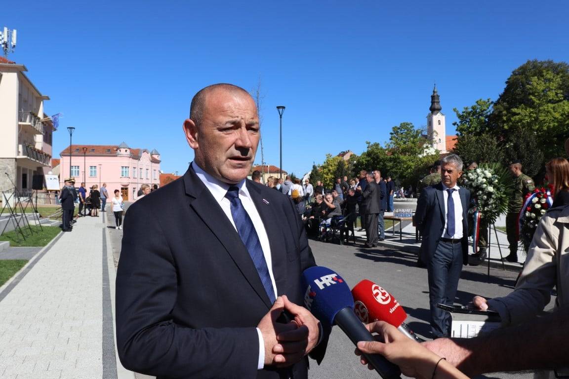 Svečano otkriveno spomen obilježje poginulim hrvatskim braniteljima Pakraca