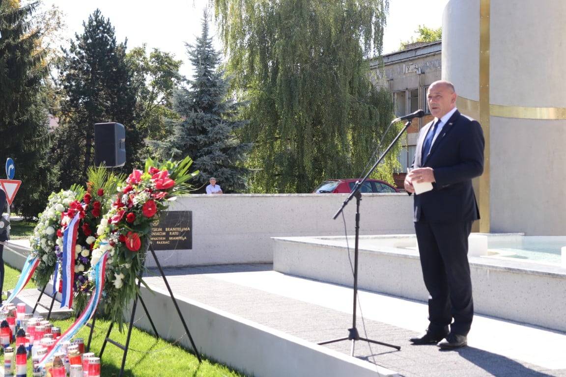 Svečano otkriveno spomen obilježje poginulim hrvatskim braniteljima Pakraca