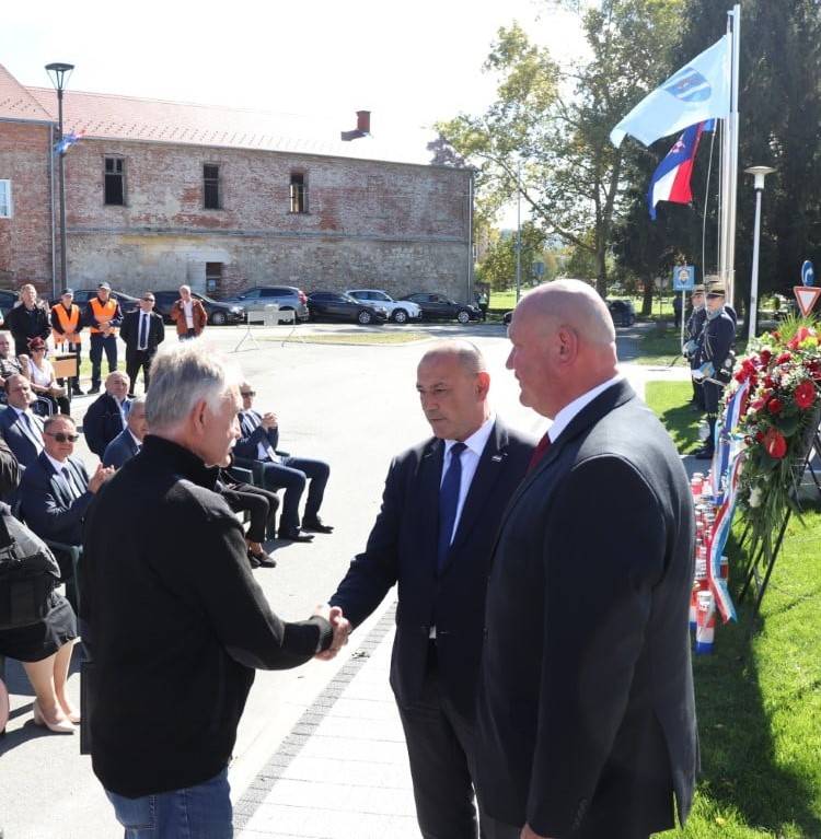 Svečano otkriveno spomen obilježje poginulim hrvatskim braniteljima Pakraca
