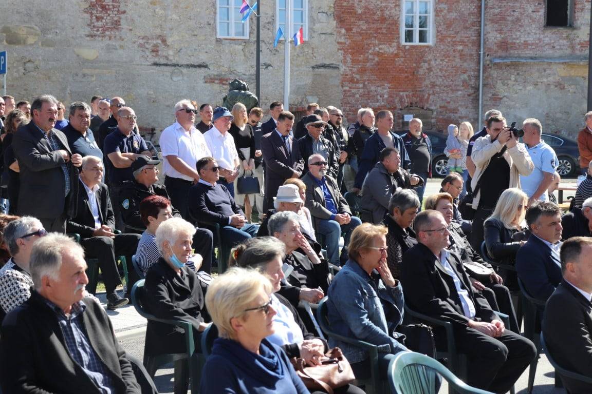 Svečano otkriveno spomen obilježje poginulim hrvatskim braniteljima Pakraca