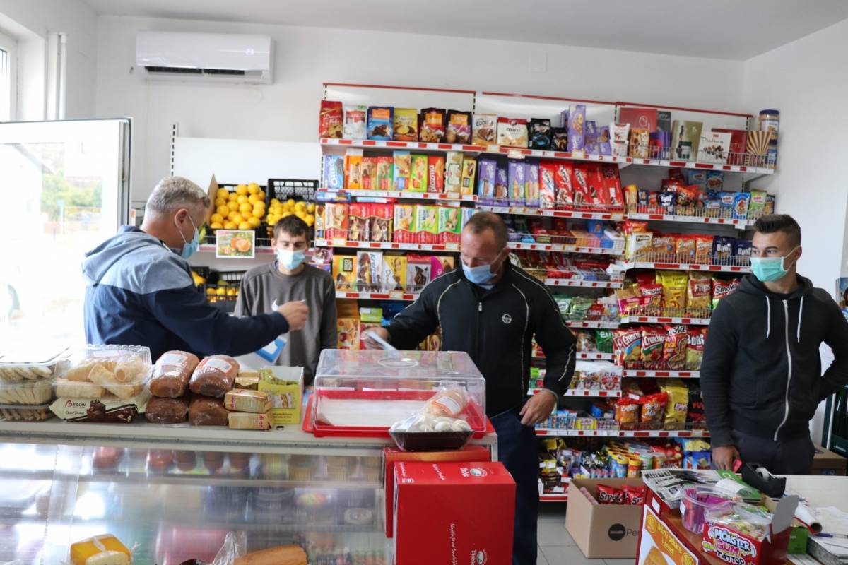 Civilna zaštita dijelila besplatne zaštitne maske građanima Lipika i okolice