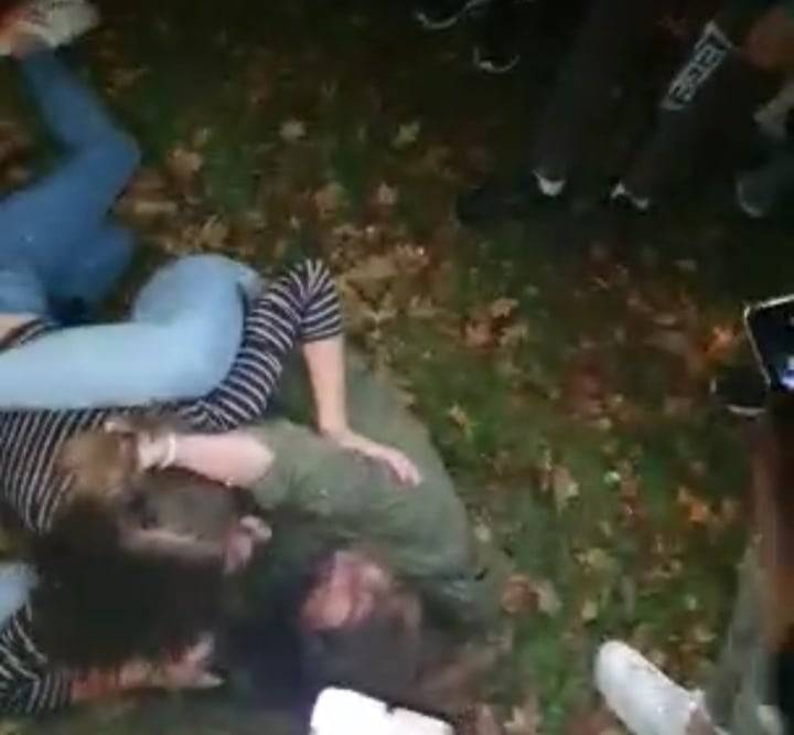 NEVJEROJATNO: Pogledajte kako se ispred brodskog kolodvora ʺmlateʺ dvije djevojke